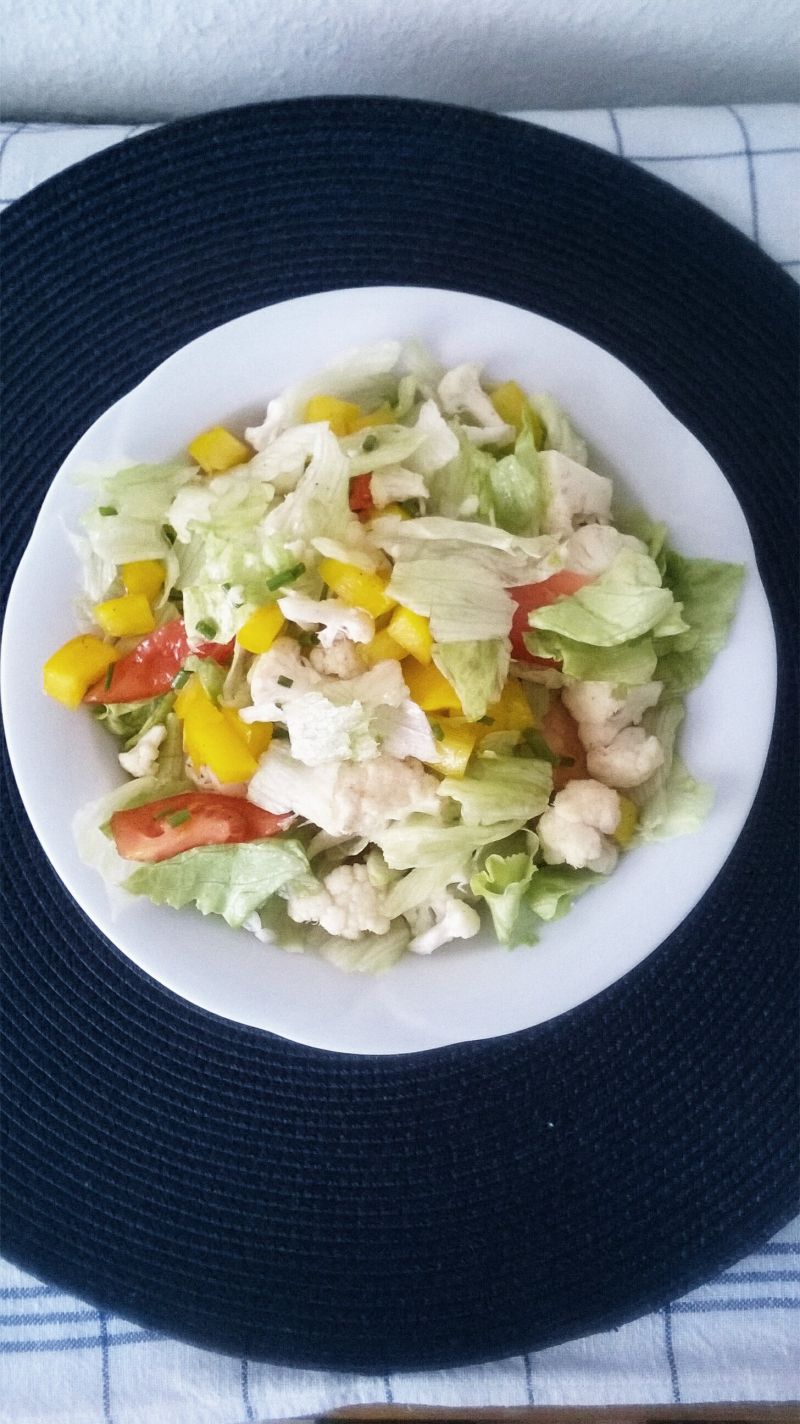 Sałatka lodowa z pomidorem, papryką i kalafiorem