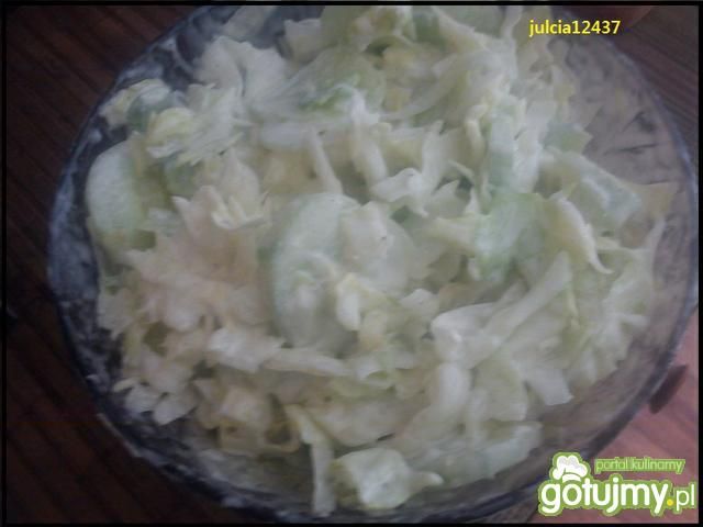 Sałatka lodowa ze świeżym ogórkiem 2