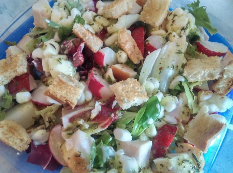 Sałatka lunchowa z rzodkiewką i grzankami