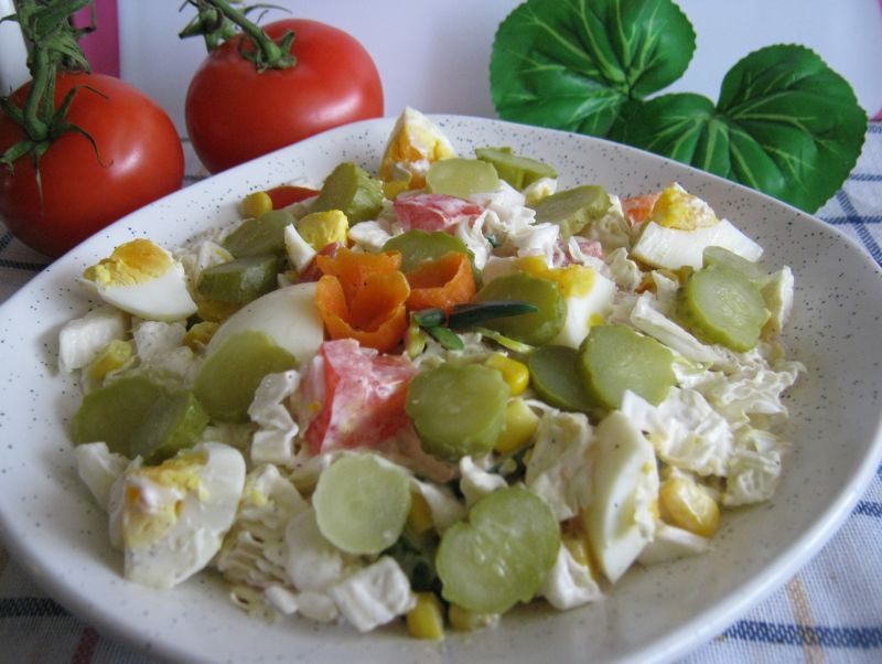 Sałatka majonezowa z warzywami i jajkiem