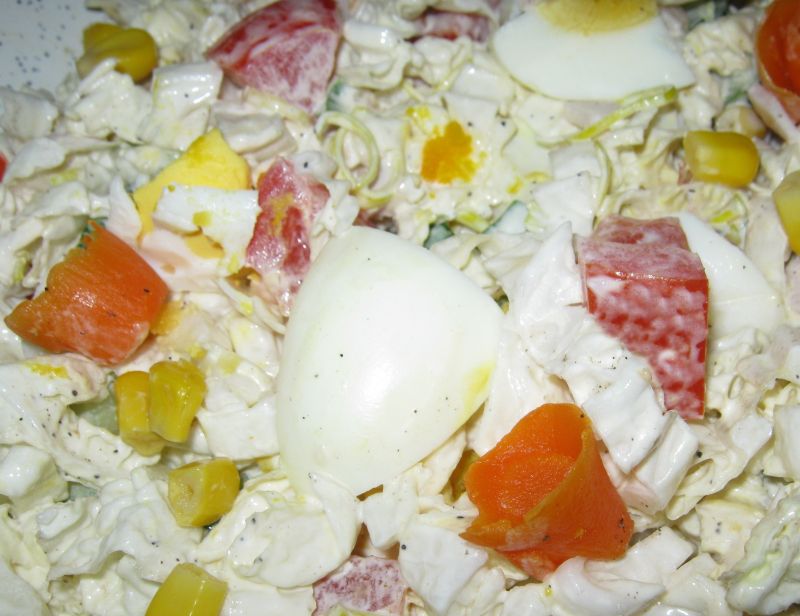 Sałatka majonezowa z warzywami i jajkiem
