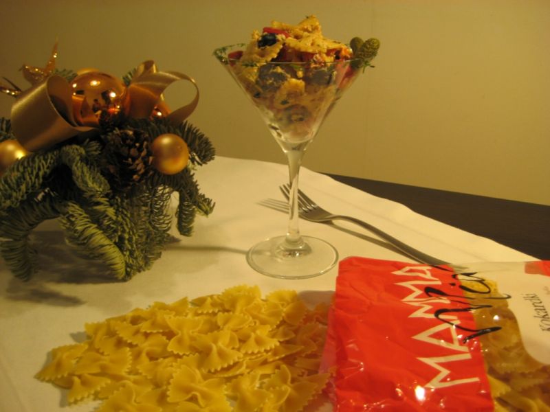 Sałatka -makaron kokardki z tuńczykiem