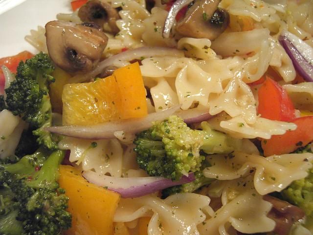 Salatka makaronowa bardzo kolorowa Salatka makaronowa bardzo kolorowa