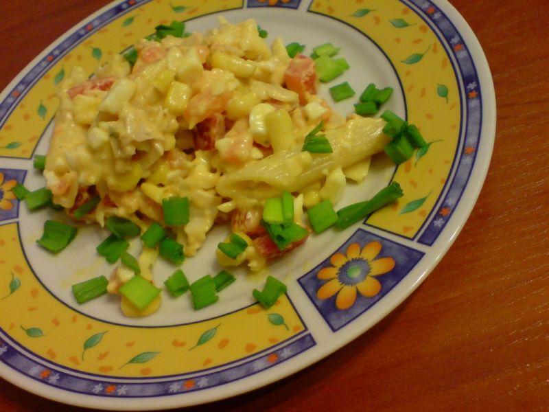 Sałatka makaronowa w ciepłych kolorach