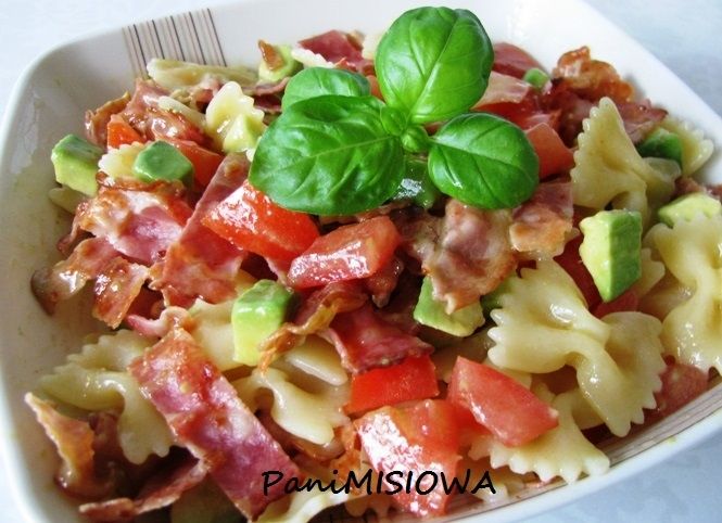 Sałatka makaronowa z awokado i chrupiącym boczkiem