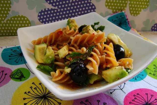Sałatka makaronowa z awokado i oliwkami 