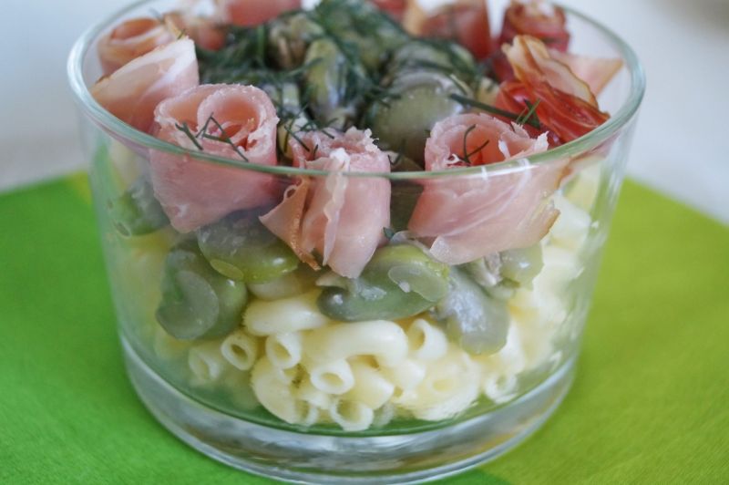 Sałatka makaronowa z bobem i szynką