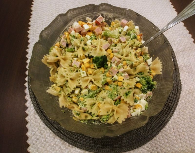 Sałatka makaronowa z brokułami