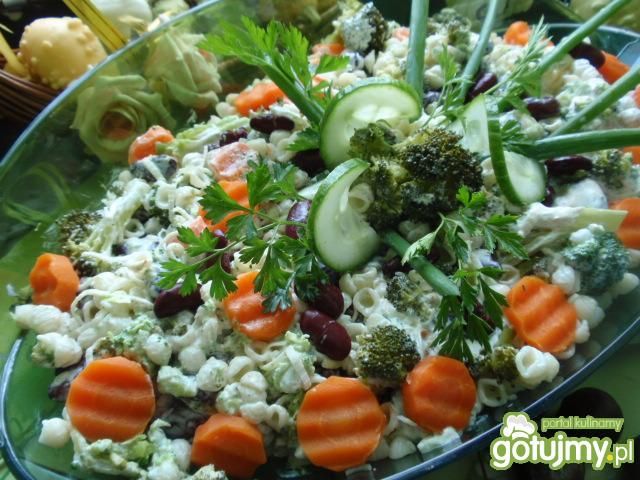 Sałatka makaronowa z brokułem.