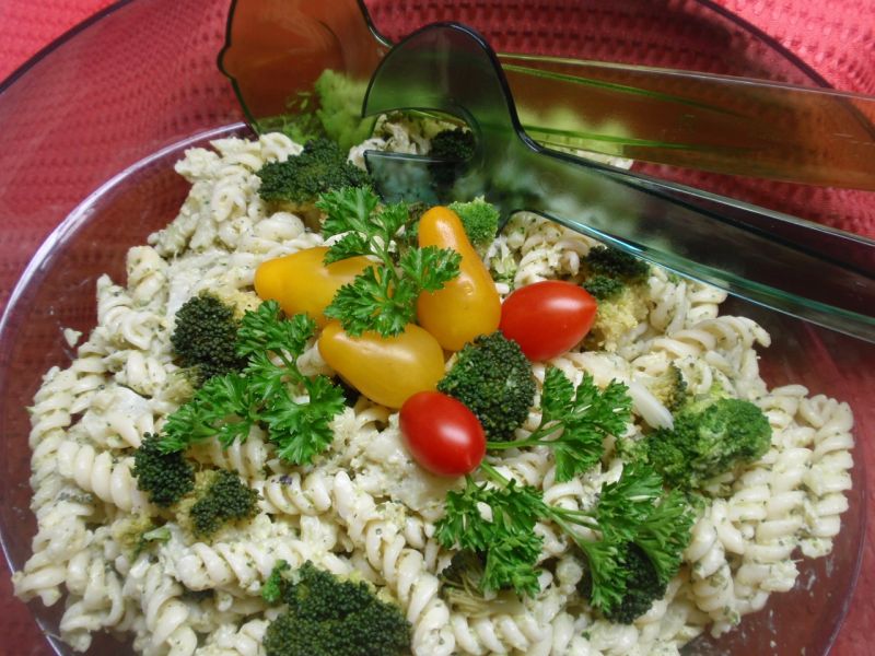 Sałatka makaronowa z brokułem