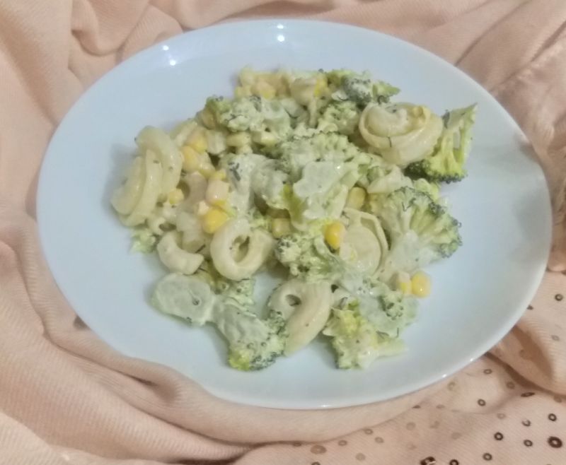 Sałatka makaronowa z brokułem