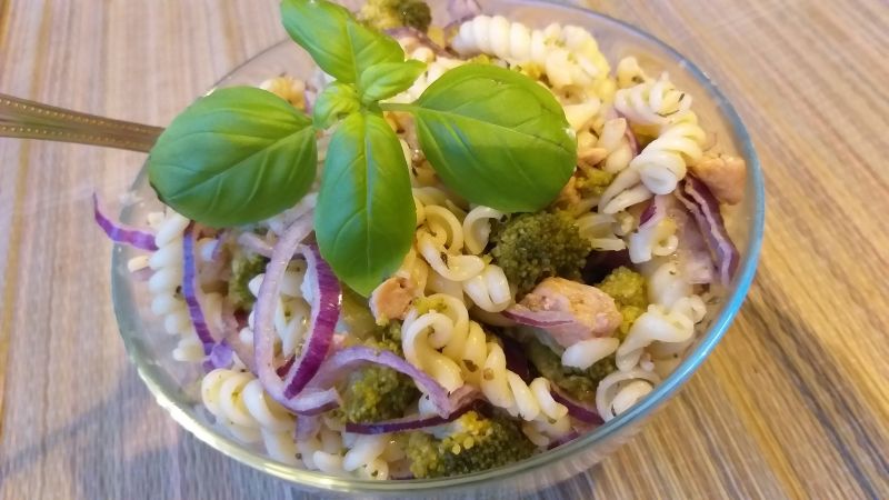 Sałatka makaronowa z brokułem