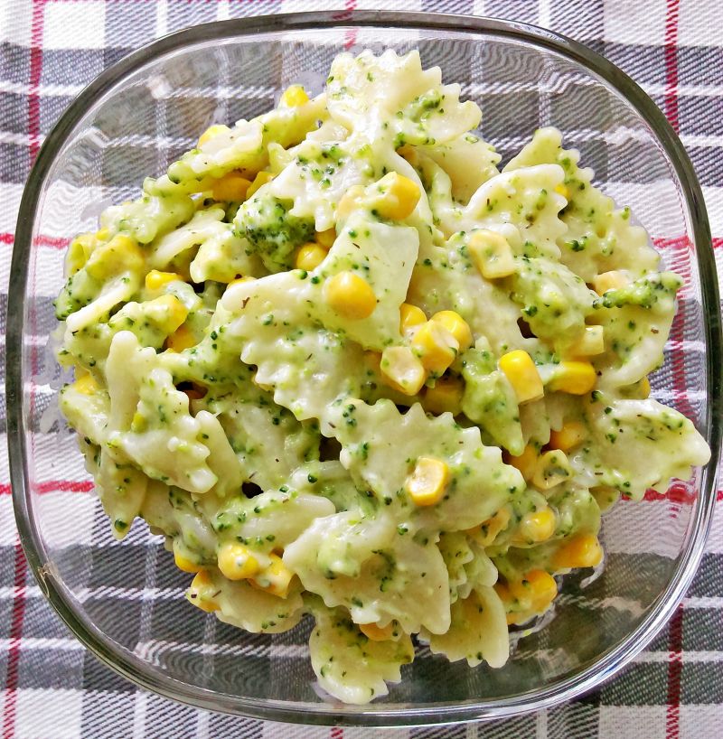 Sałatka makaronowa z brokułem i kukurydzą Sałatka makaronowa z brokułem i kukurydzą