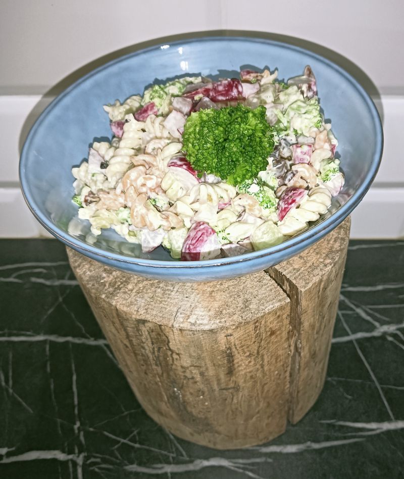 Sałatka makaronowa z brokułem i rzodkiewką