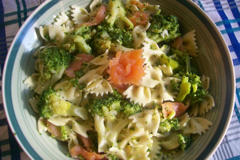 Sałatka makaronowa z brokułem i wędzonym łososiem Sałatka makaronowa z brokułem i wędzonym łososiem