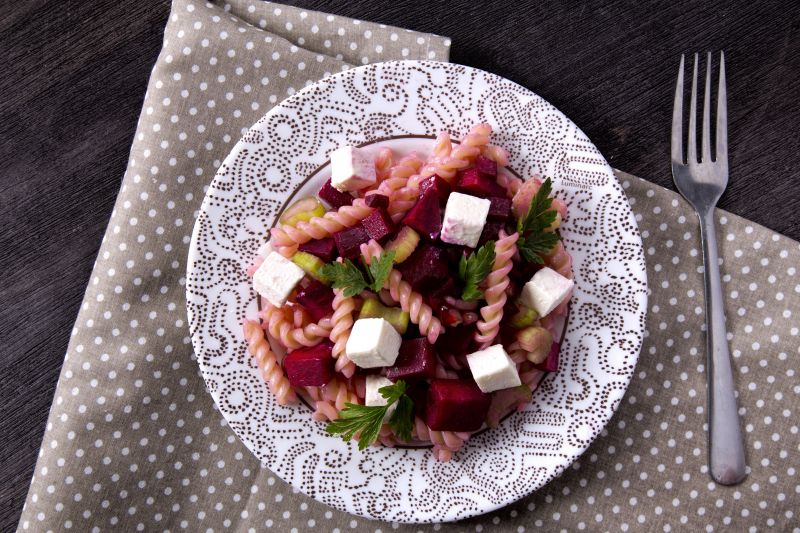 Sałatka makaronowa z burakiem i fetą Sałatka makaronowa z burakiem i fetą