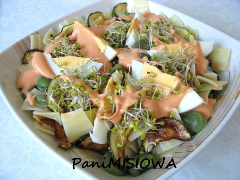 Sałatka makaronowa z cukinią i bobem