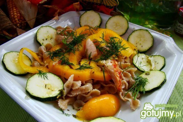 Sałatka makaronowa z cukinią i papryką 