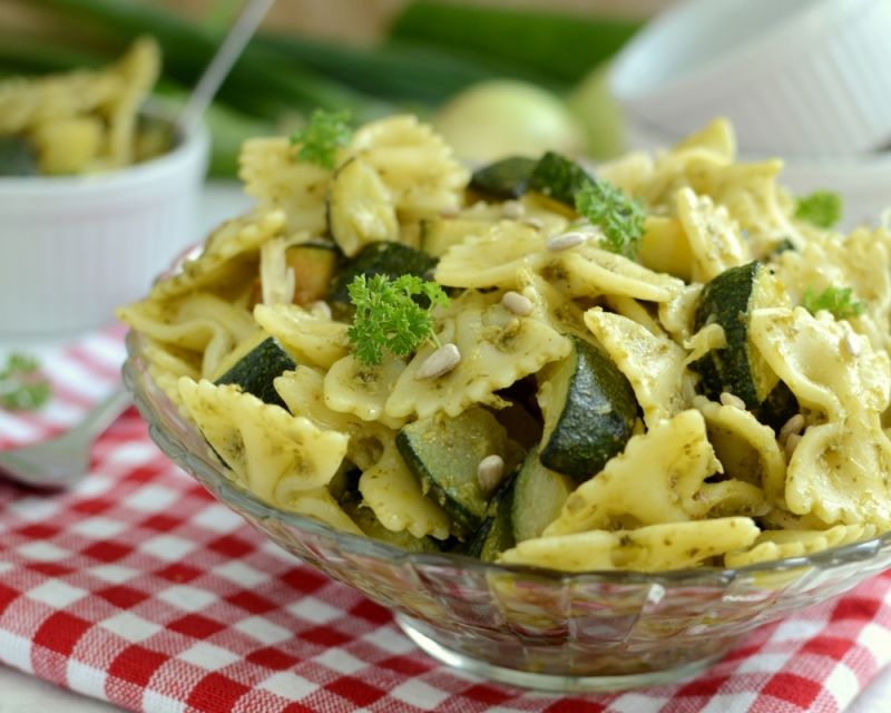 Sałatka makaronowa z cukinią i pesto pietruszkowym Sałatka makaronowa z cukinią i pesto pietruszkowym