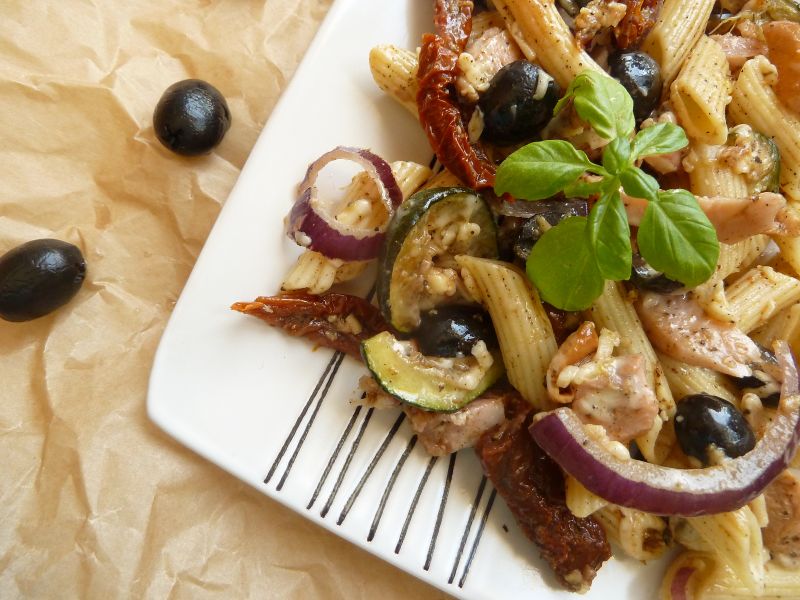 Sałatka makaronowa z cukinią, mozarellą i oliwkami