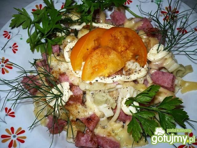 Sałatka makaronowa z dodatkami.