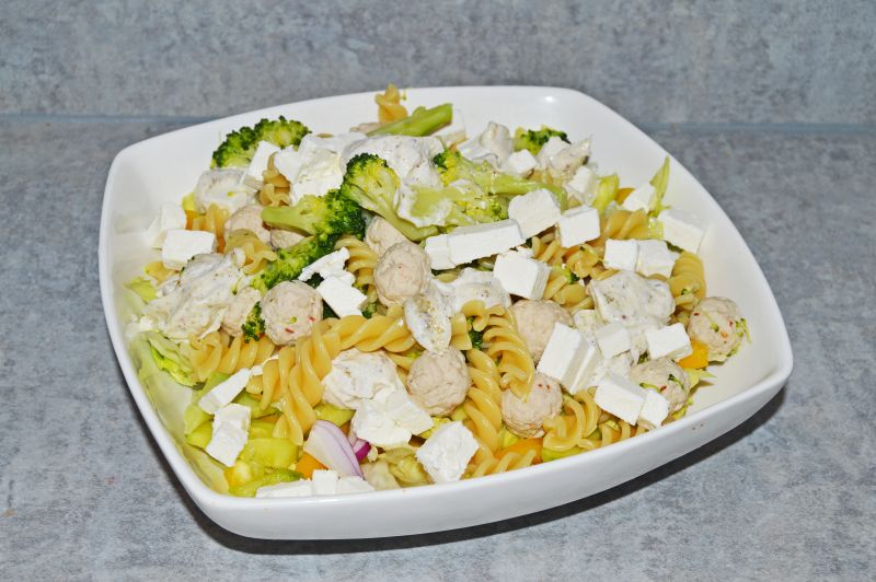 Sałatka makaronowa z drobiowymi pulpecikami i fetą Sałatka makaronowa z drobiowymi pulpecikami i fetą