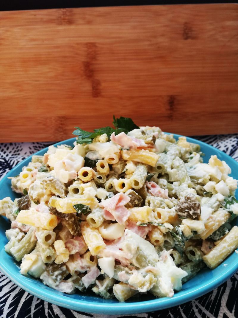 Sałatka makaronowa z fetą Sałatka makaronowa z fetą