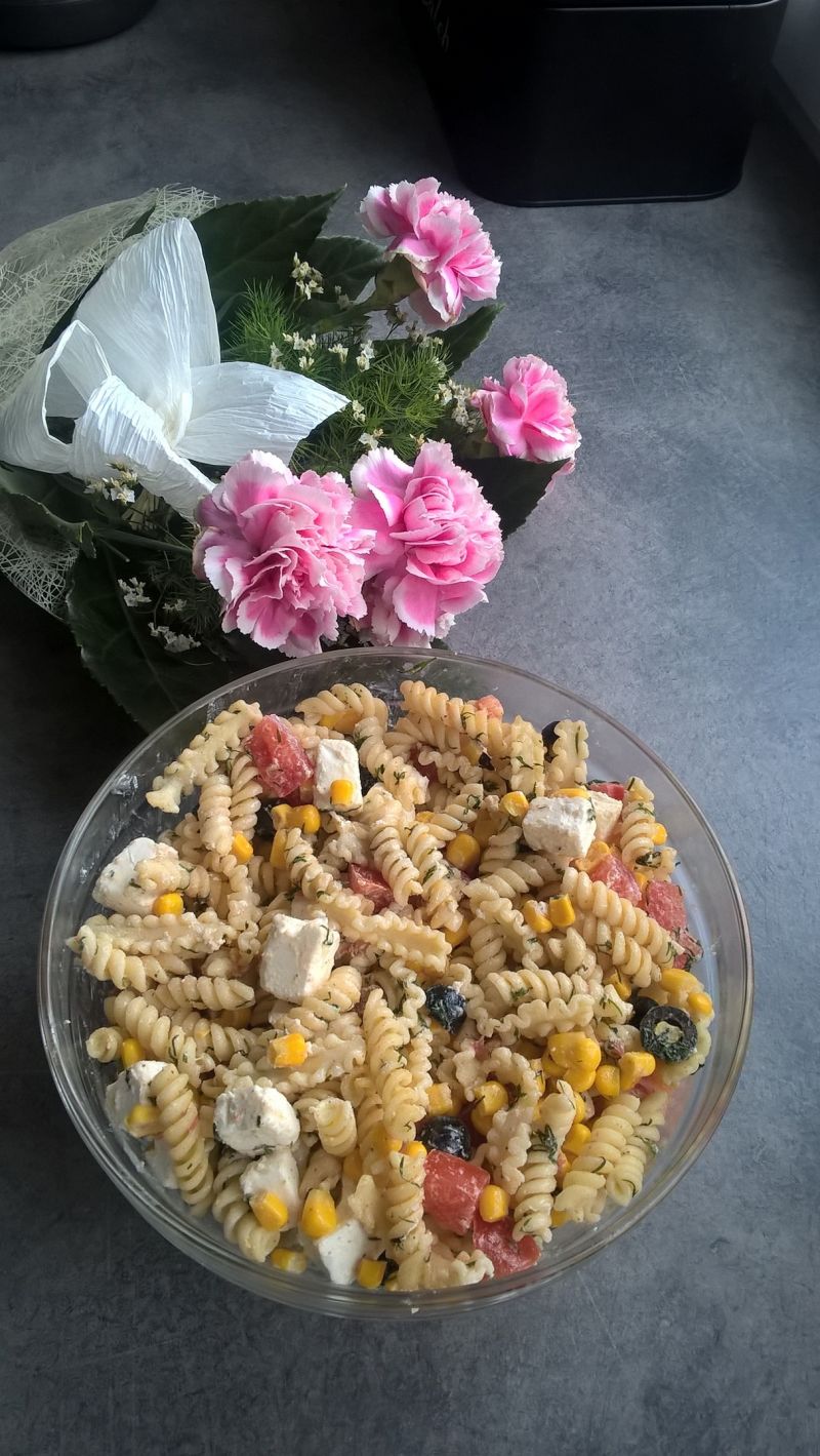 Sałatka makaronowa z fetą, pomidorami i oliwkami Sałatka makaronowa z fetą, pomidorami i oliwkami