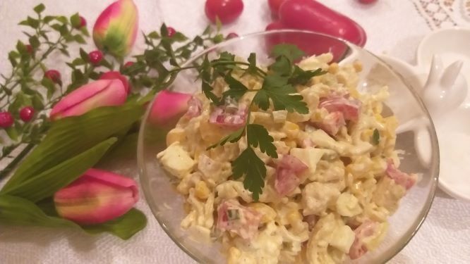 Sałatka makaronowa z gotowanym kurczakiem Sałatka makaronowa z gotowanym kurczakiem