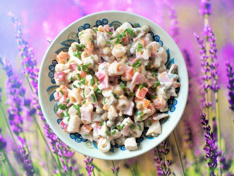 Sałatka makaronowa z groszkiem, marchewką, wędliną Sałatka makaronowa z groszkiem, marchewką, wędliną