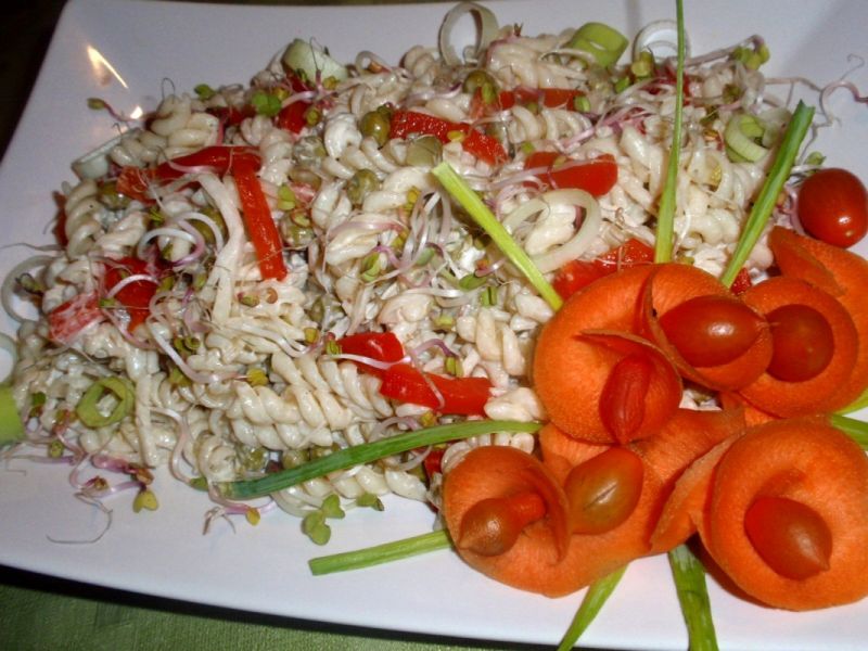 Sałatka makaronowa z groszkiem zielonym