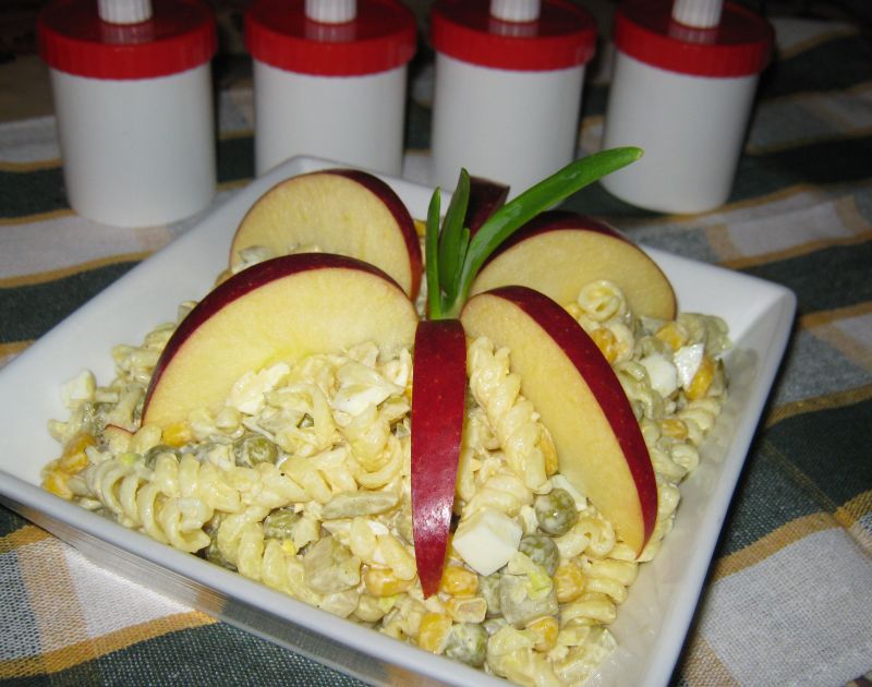 Sałatka makaronowa z jajkiem