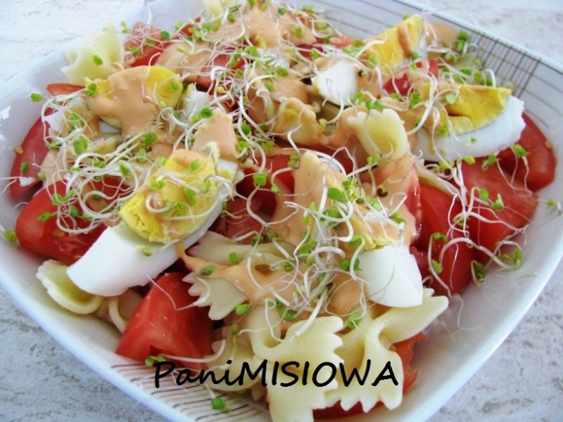 Sałatka makaronowa z jajkiem i sosem tysiąca wysp