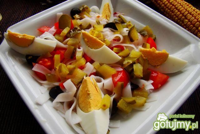 Sałatka makaronowa z jajkiem z sosem  Sałatka makaronowa z jajkiem z sosem