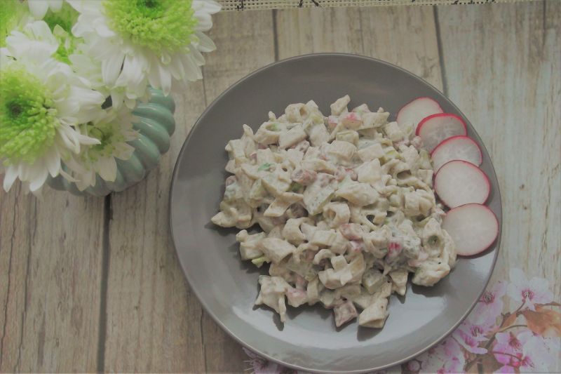 Sałatka makaronowa z kabanosami