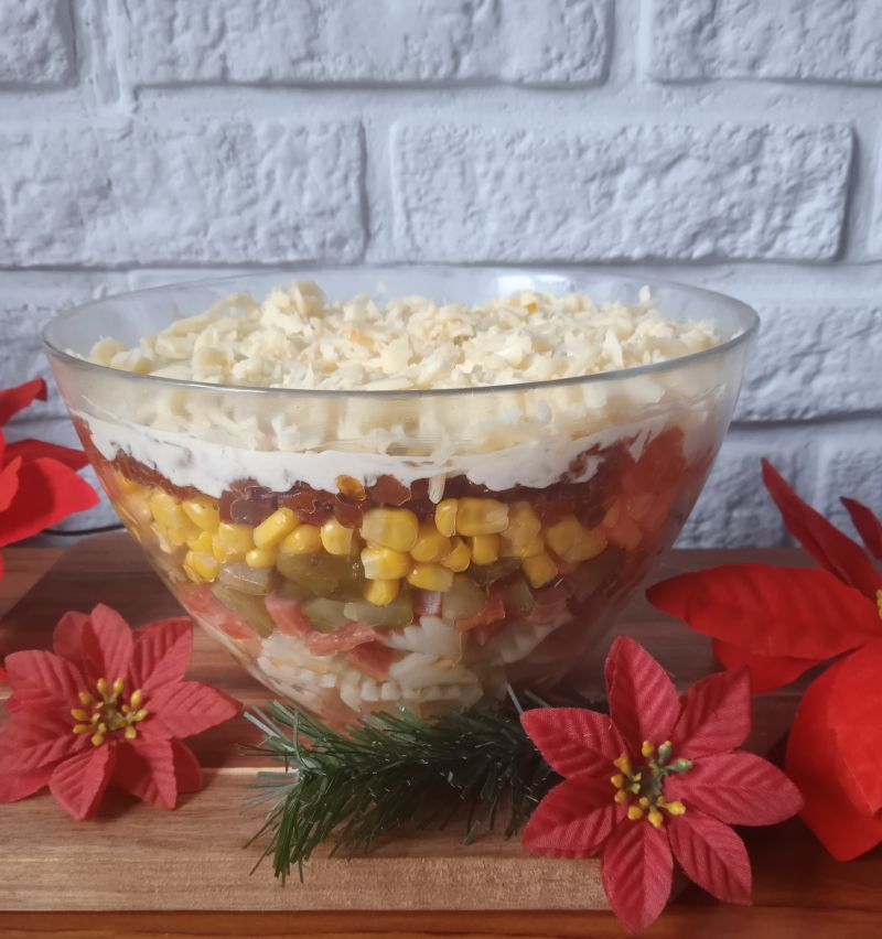 Sałatka makaronowa z kabanosami