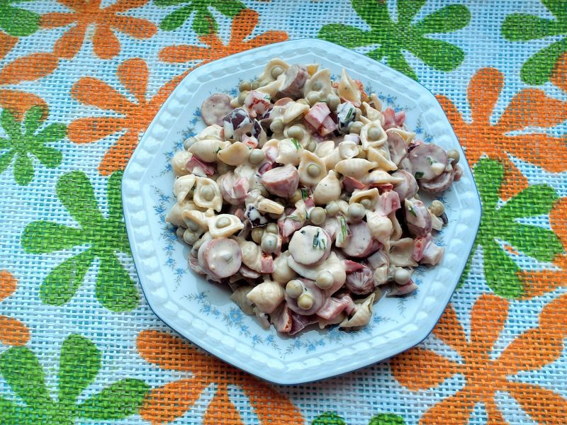 Sałatka makaronowa z kabanosami, czerwoną papryką