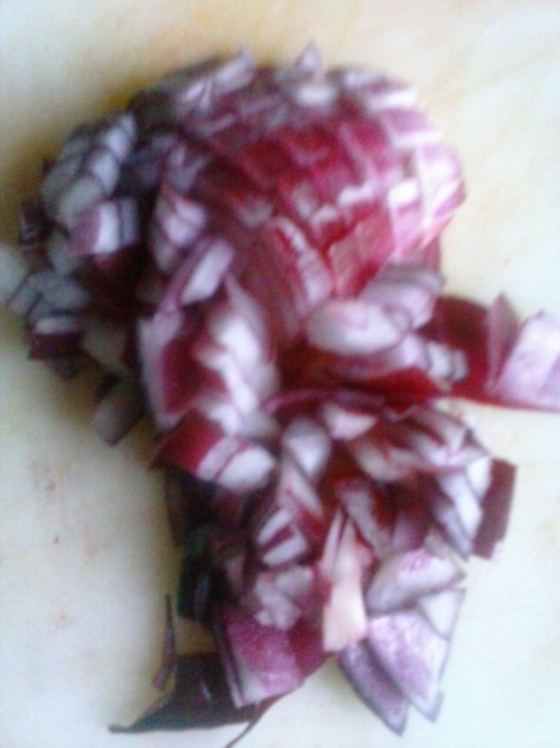 Sałatka makaronowa z kabanosami, czerwoną papryką