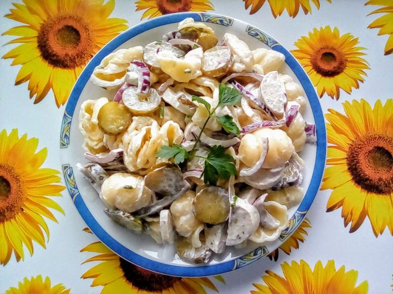 Sałatka makaronowa z kiełbasą i ogórkami kiszonymi Sałatka makaronowa z kiełbasą i ogórkami kiszonymi