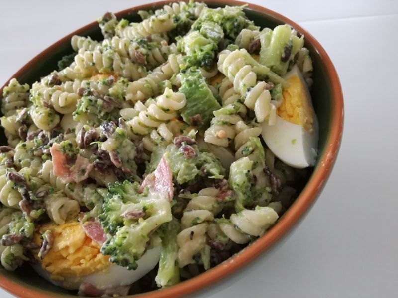 Sałatka makaronowa z kindziukiem Sałatka makaronowa z kindziukiem