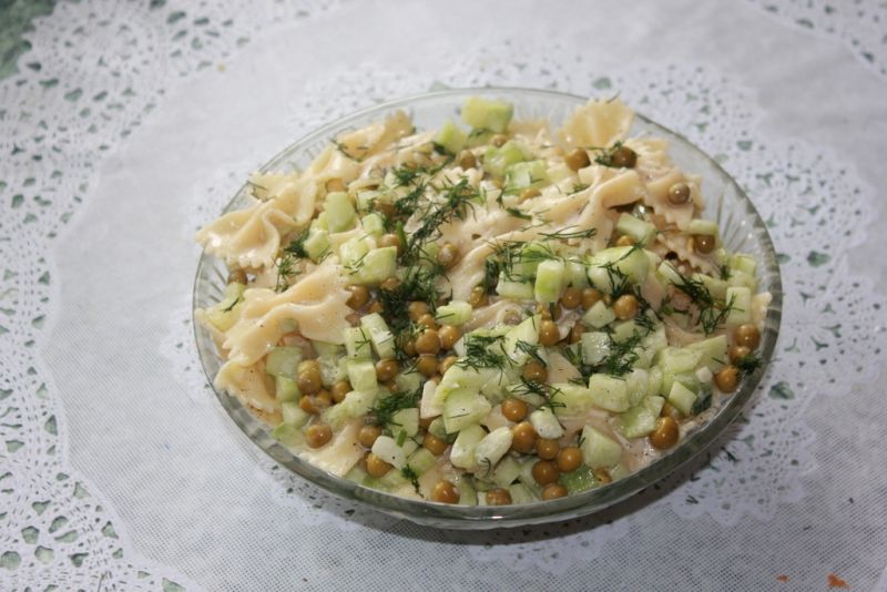 Sałatka makaronowa z koprem   Sałatka makaronowa z koprem