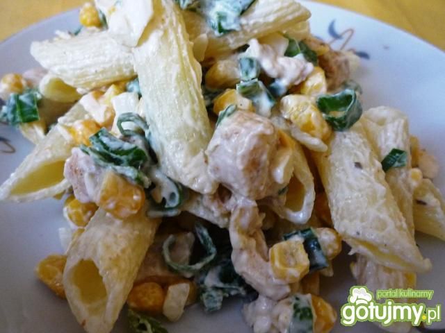 Sałatka makaronowa z kukurydzą