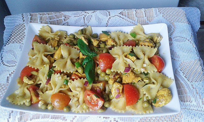 Sałatka makaronowa z kurczakiem Sałatka makaronowa z kurczakiem