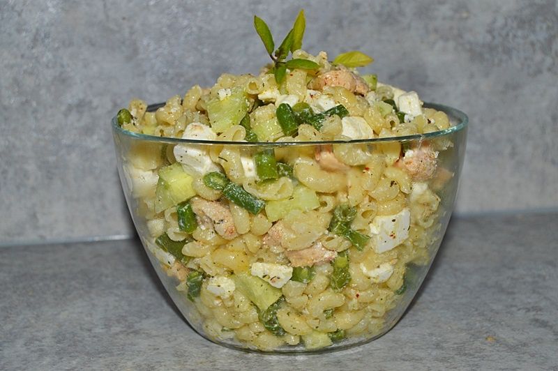 Sałatka makaronowa z kurczakiem, fasolką i fetą 