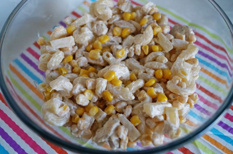 Sałatka makaronowa z kurczakiem i ananasem Sałatka makaronowa z kurczakiem i ananasem