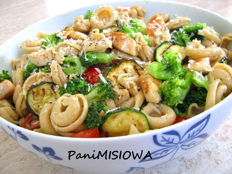 Sałatka makaronowa z kurczakiem i cukinią