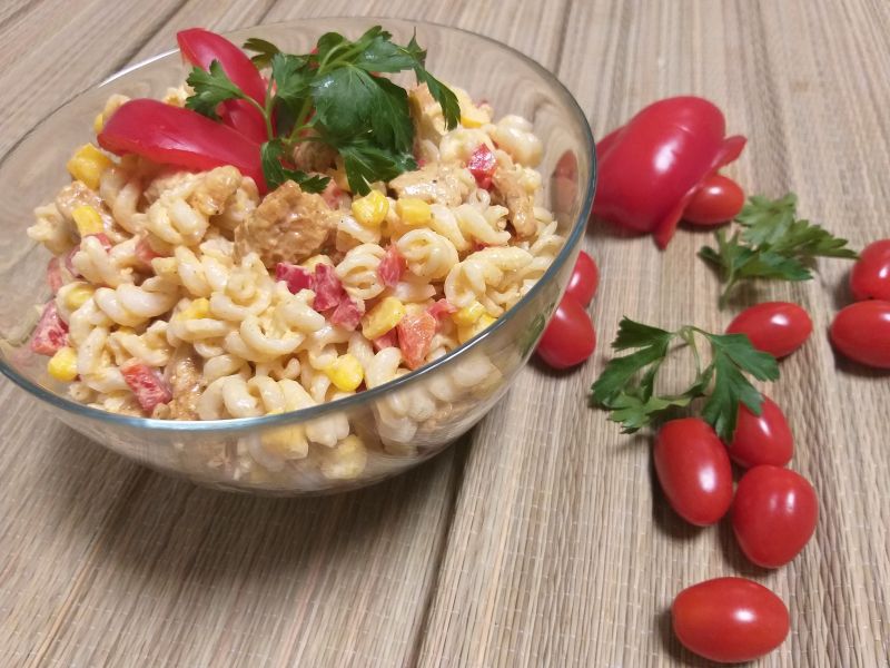 Sałatka makaronowa z kurczakiem i dodatkami