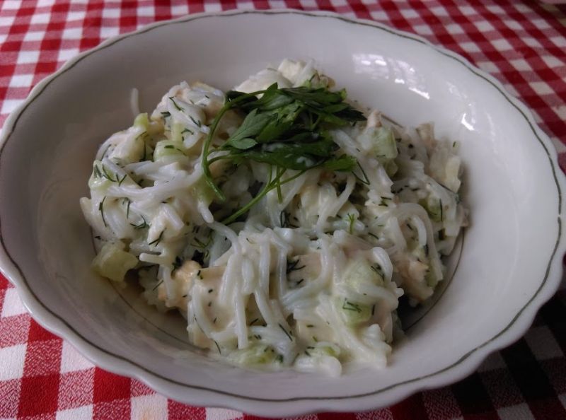Sałatka makaronowa z kurczakiem i jabłkiem Sałatka makaronowa z kurczakiem i jabłkiem