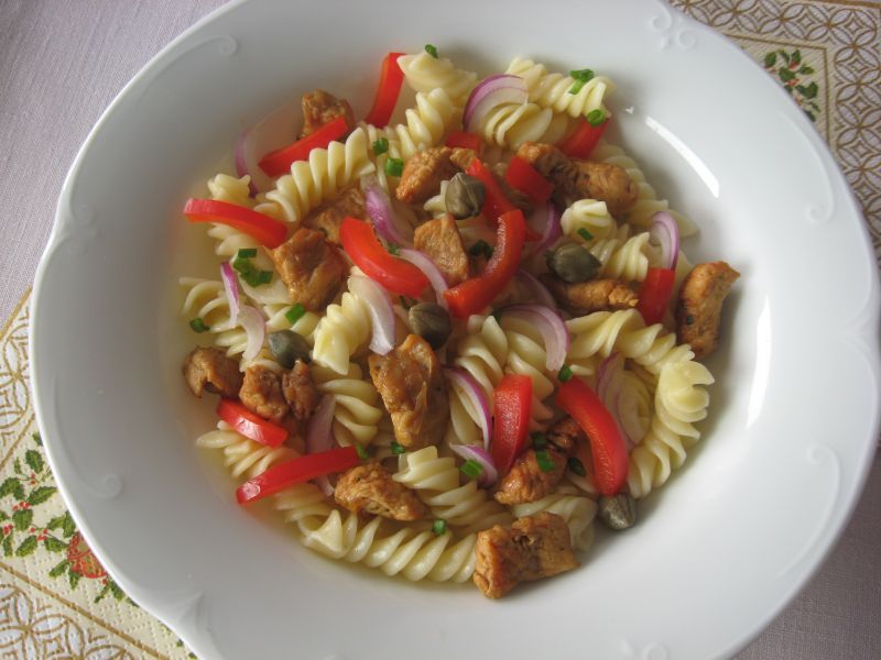 Sałatka makaronowa z kurczakiem i kaparami