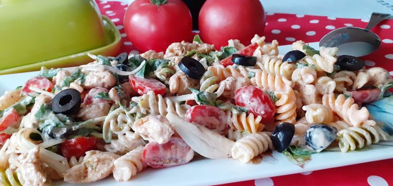 Sałatka makaronowa z kurczakiem i roszponką